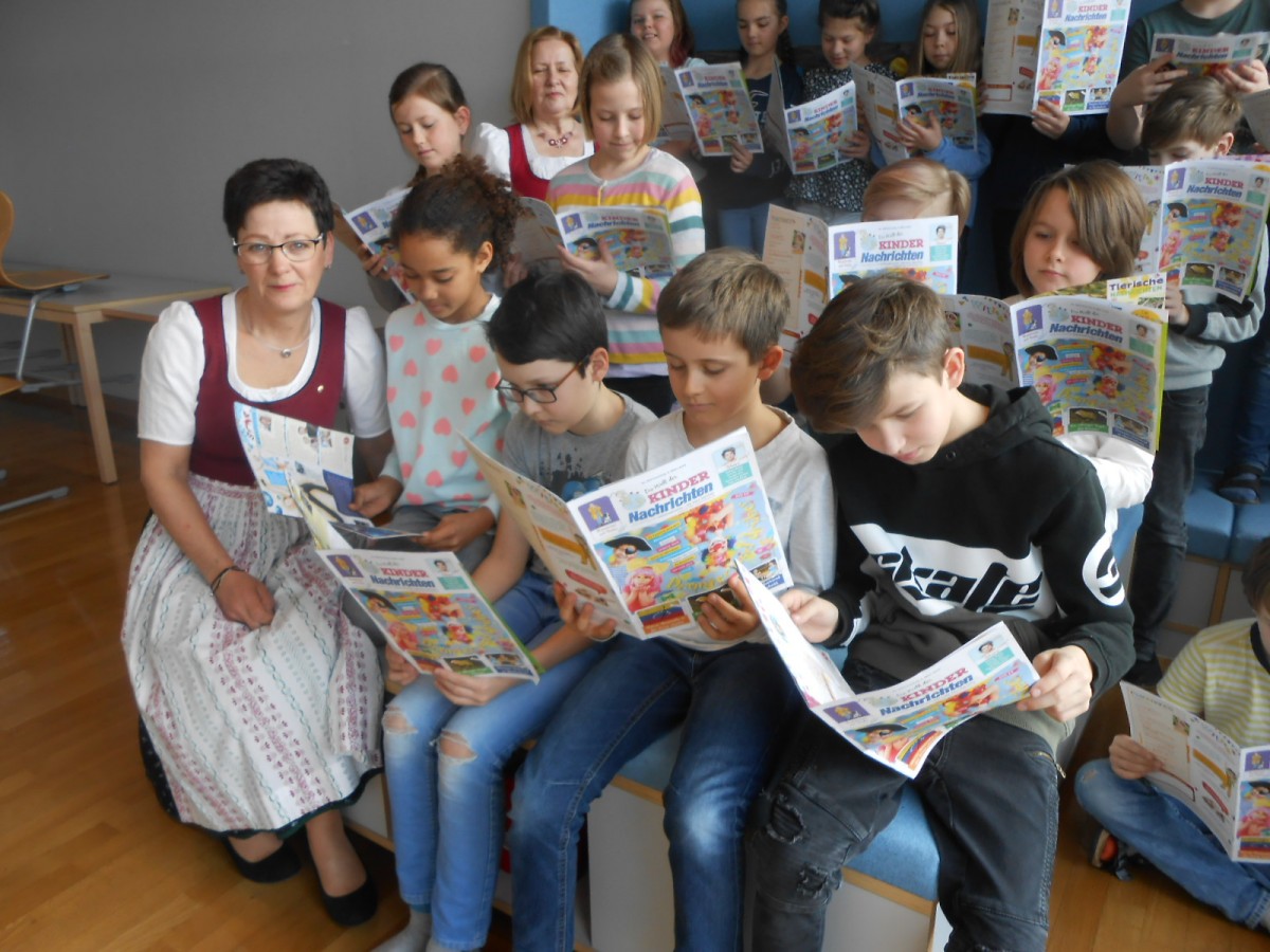 Zeitung lesen in der Volksschule Krenglbach